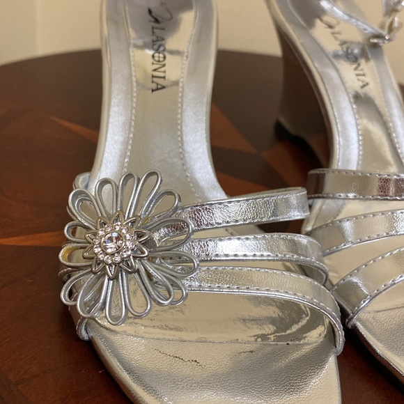 STRAP WEDGE SANDAL WITH FLOWER DETAIL LIKE NEW - Picture 3 of 9